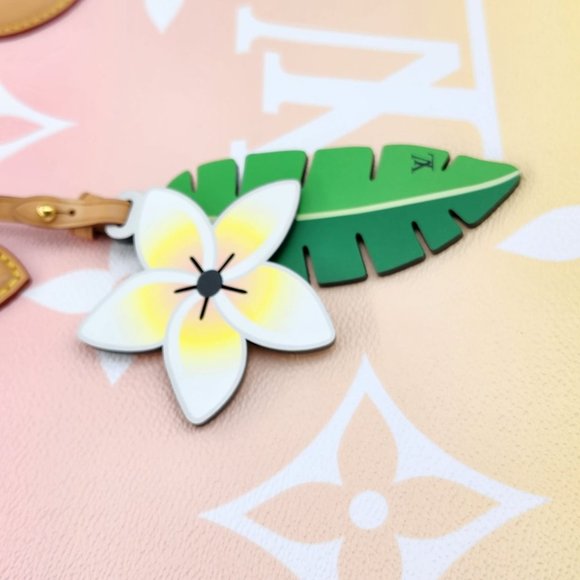 Louis Vuitton Monogram Giant By The Pool Onthego GM Tote In Like New Condition - Picture 7 of 10